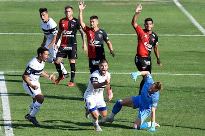 Marcelo Weigandt empieza a festejar el primer gol de Gimnasia en Santa Fe; aprovechó un rebote del arquero Burián tras un tiro libre de Ayala y convirtió