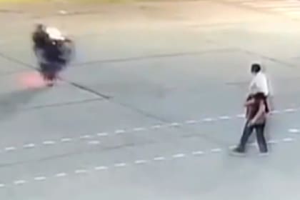 Colón: un joven hacía “wheelie” con su moto y atropelló a una jubilada de 74 años que debió ser internada de urgencia