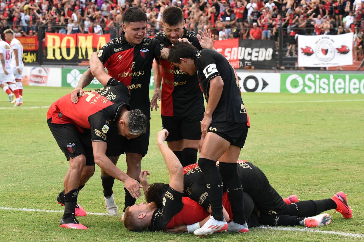 Colon venció a Barracas Central 2-1 con goles de Bernardi y Beltran (que recibe el abrazo de todos); Ferreyra había puesto en ventaja a los recién ascendidos