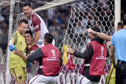 Colon vs Atletico Mineiro. festejo de Colon. Leonardo Burian.