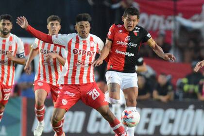 Colón y Unión igualaron sin goles en Santa Fe; en la acción, Juan Portillo frena el avance del Pulga Rodríguez