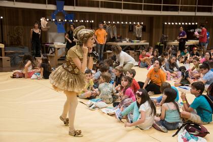En la sala auxiliar de ensayo del ballet, un grupo se dispone a cantar la Oda a la Alegría escrita por Friedrich von Schiller