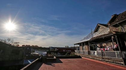 El lugar le debe su nombre a la antigua estación de cargas lindante, Estación Sola, ahora perteneciente al Ferrocarril Roca