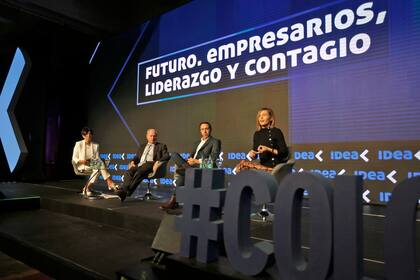 Federico Braun, de La Anónima; Marcos Galperin, de Mercado Libre; y Carolina Castro, de la UIA; en un panel moderado por la periodista Mónica Gutiérrez