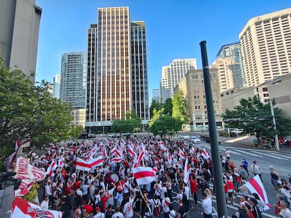 Color en Seattle: muchos 'trapos' rojos y blancos para acompañar al Millonario
