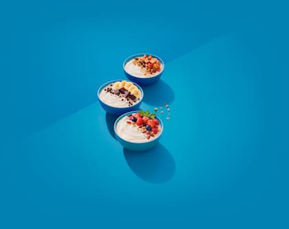 Color, sabor y bienestar en un mismo bowl: el yogur combinado con frutas y cereales es una forma simple de incorporar microorganismos vivos a la rutina diaria.