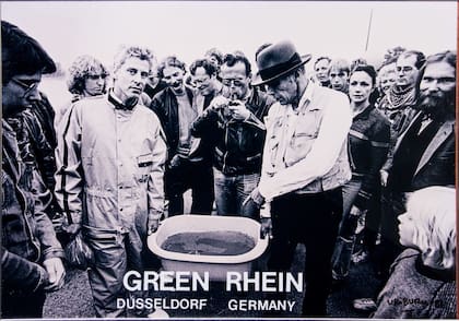Coloración del Rhin por Nicolás García Uriburu y Joseph Beuys, Düsseldorf, 1981.