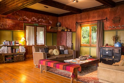 Colores cálidos, tejidos y mucha madera puertas adentro de la Posada Los Juncos.