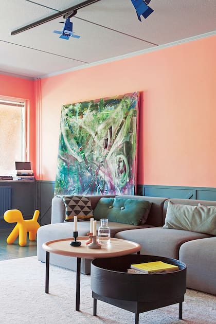 Colores fuertes y un sinfín de texturas que disrumpen el tradicional minimalismo escandinavo nos reciben en el departamento del diseñador de interiores Daniel Heckscher, a media hora de Estocolmo.