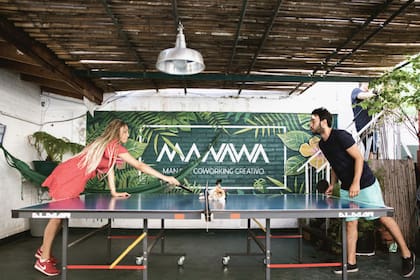 Colores vibrantes, una onda descontracturada y la marca bien visible fue la consigna de este mural que ocupa la galería semicubierta de Manawa, un espacio de coworking ubicado en Palermo Viejo. Junto con una mesa de ping-pong y una hamaca paraguaya, el espacio invita a momentos de relax y distracción durante la jornada laboral.
