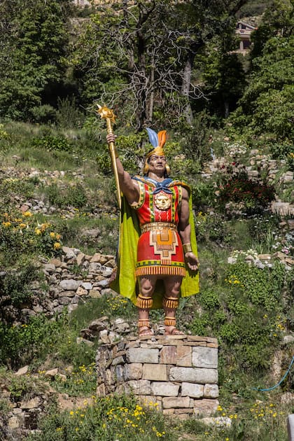 Colorida estatua de Manco Capac.