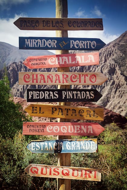 Colorida señalética quebradeña.