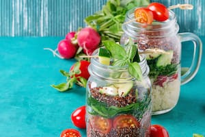 Coloridas y refrescantes, las ensaladas realzan las mesas de las Fiestas.