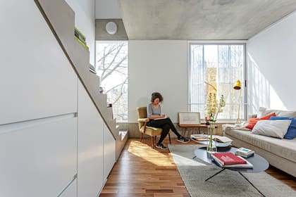 Quitando los almohadones, el sillón (Goral Deco) bien puede ser una cama para recibir huéspedes. Mesas de hierro crudo (Teodoro Elementos). Sillón individual (Manifesto). Lámpara de pie (Hausen Fröhlich).