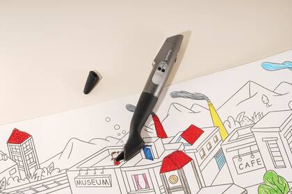 Colorpik Pen tiene tanques de tinta en su interior que puede combinar para cambiar el color con el que pinta el papel