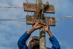 Colrerd Nkosi no tenía conocimientos de electricidad, pero logró un invento innovador