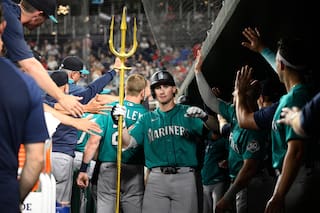 Colt Emerson pega jonrón y Marineros vencen 10-2 a Nacionales tras larga demora por lluvia