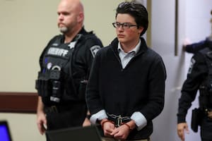 Colt Gray, conducido a la sala del juicio