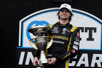 Colton Herta y el trofeo tras ganar el GMR Grand Prix, en Indianápolis; el californiano viajará en junio a la fábrica de Woking de McLaren y se ilusiona con una butaca en la Fórmula 1