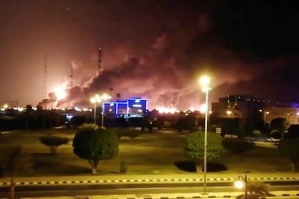 Columnas de fuego en la planta de Aramco de Abqaiq