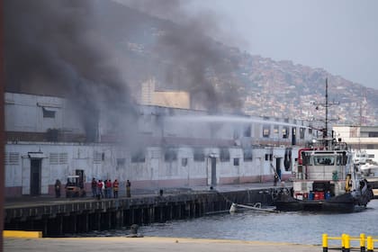 Columnas de humo ascienden en el puerto luego de que se escucharan explosiones en La Guaira