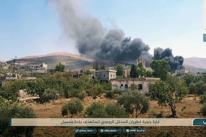 Columnas de humo en las afueras de Idlib, luego de la ofensiva rusa