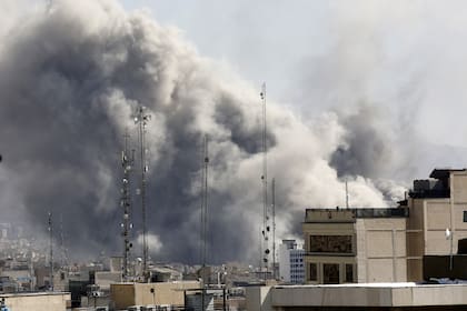 Columnas de humo en zonas residenciales de Teherán, la capital de Irán