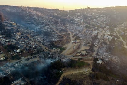Columnas de humo se alzan sobre el barrio Villa Independencia, alcanzado por las llamas de un incendio forestal en Viña del Mar, Chile, sábado 3 de febrero de 2024. (AP Foto/Esteban Felix)