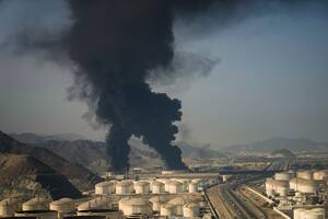Columnas de humo se elevan desde una instalación petrolera en Fuyaira, Emiratos Árabes Unidos, el sábado 14 de marzo de 2026