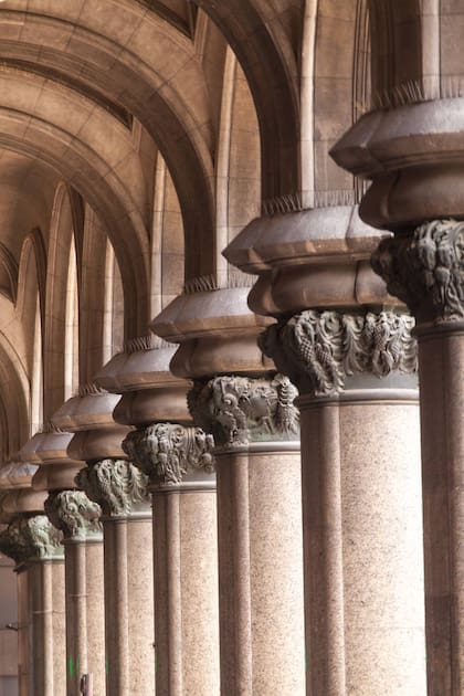 Columnas en los accesos al Palacio Salvo.