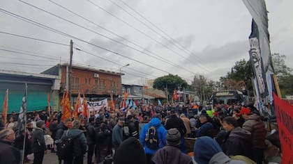 Columnas gremiales se acercaron a respaldar a los despedidos, al cumplirse seis meses del cierre de FATE