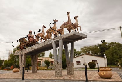 Comandante Luis Piedra Buena, Santa Cruz. Se llama El Señor de los Sueños y representa a Papá Noel en su trineo tirado por guanacos en lugar de renos. Está apoyada sobre una rampa de hormigón armado y pintada en tonos navideños.