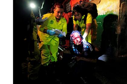 Comandantes de Salvamento María Martínez y Ana Chichilla asisten a un herido en San Salvador