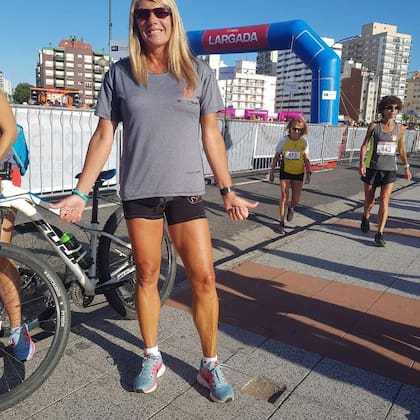 Comaschi respira deporte. En la imagen se la ve a punto de comenzar una carrera en la costa marplatense.