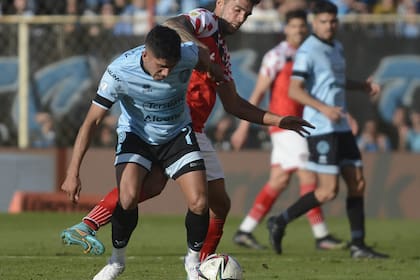 Comba cubre la pelota ante la marca de Mas