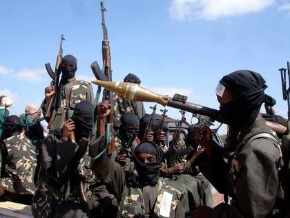 Combatientes armados de Al-Shabaab montan en camionetas mientras se preparan para ir la capital somalí, Mogadiscio. (AP/Farah Abdi Warsameh, Archivo)