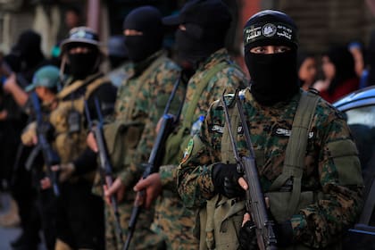 Combatientes de Hamas asisten al funeral de Samer al-Haj, un responsable del grupo insurgente que fue asesinado en un ataque israelí con dron, en el campo de refugiados palestinos de Ein el-Hilweh, en la ciudad portuaria de Sidón, al sur de Líbano, el 10 de agosto de 2024