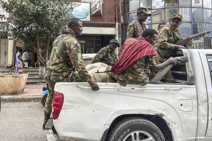 Combatientes de la milicia etíope Amhara, que combaten junto a las fuerzas federales y regionales contra la región norte de Tigray, en Gondar, Etiopía