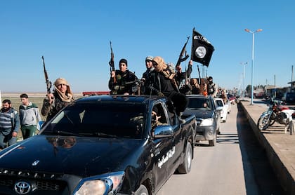 Combatientes del grupo Estado Islámico conducen un convoy por Tel Abyad, en el noreste de Siria en mayo de 2015 (Sitio web miliciano vía AP, Archivo)