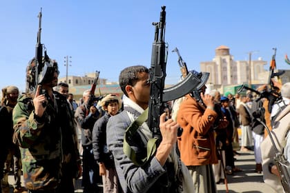 Combatientes hutíes, en una marcha en Saná, la capital de Yemen. (MOHAMMED HUWAIS / AFP)