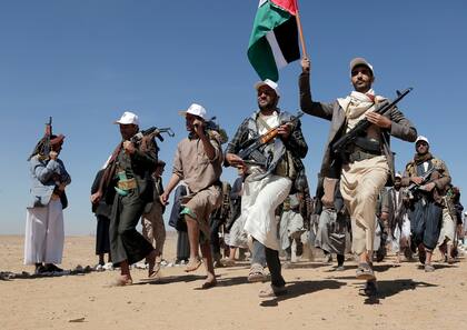 Combatientes hutíes marchan durante un acto en apoyo de los palestinos en la Franja de Gaza (Archivo)