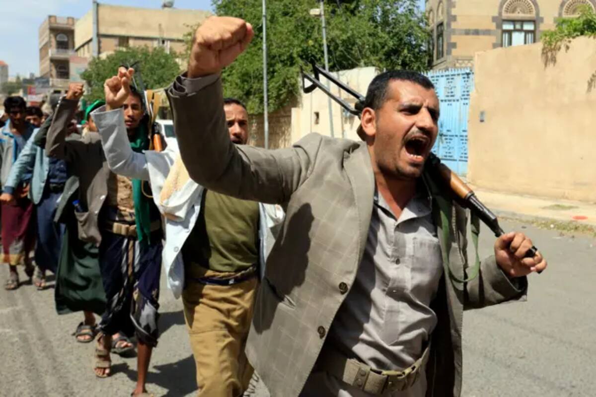 Combatientes hutíes marchan por Saná, la capital de Yemen, que tomaron en 2014