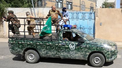 Combatientes hutíes se transportan en un vehículo por el puerto de Mokha, Sanaa, durante una campaña de reclutamiento el 10 de septiembre