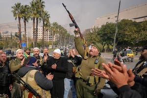 Combatientes opositores en Damasco el 8 de diciembre del 2024