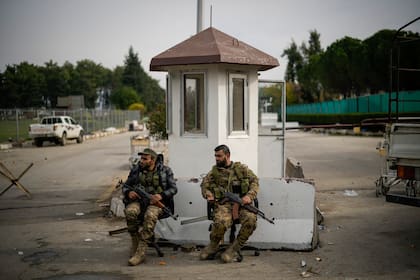 Combatientes sirios custodian la entrada al aeropuerto civil de Lakatia, en la localidad de Hmeimim, en Siria, el 16 de diciembre de 2024