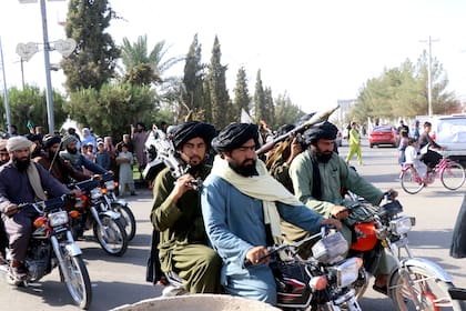 Combatientes talibanes celebran un aniversario de la salida de las tropas de Estados Unidos de Afganistán