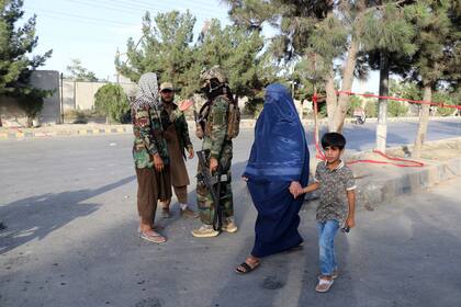 Combatientes talibanes cerca del aeropuerto de Kabul, Afganistán el 28 de agosto del 2021.  (AP foto/Wali Sabawoon)