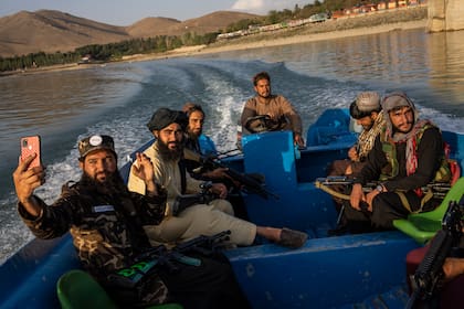Combatientes talibanes disfrutan de un paseo en barco en la represa de Qargha, a las afueras de Kabul, Afganistán, el 24 de septiembre de 2021. (AP Foto/Bernat Armangue)