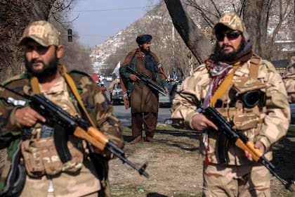 Combatientes talibanes montan guardia en Kabul, Afganistán, el 26 de diciembre de 2022.