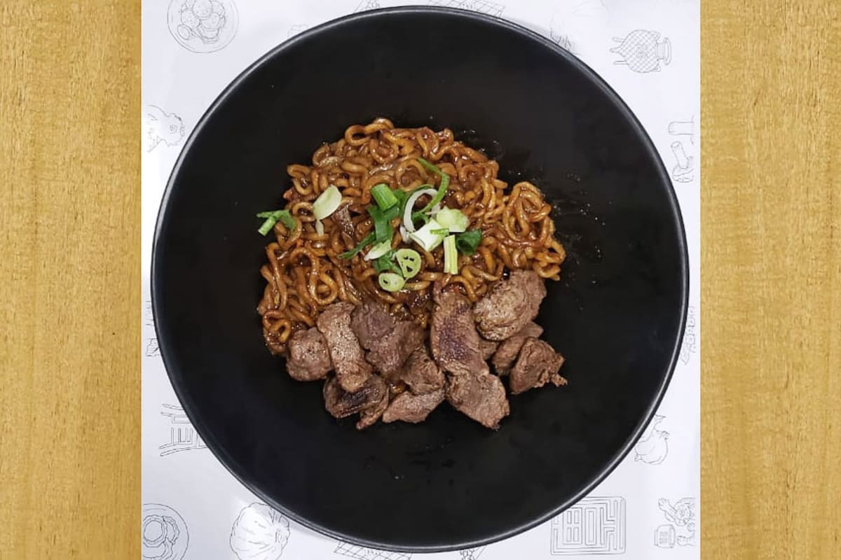 Combina dos tipos de ramen o fideos asiáticos instantáneos y se popularizó con el film coreano